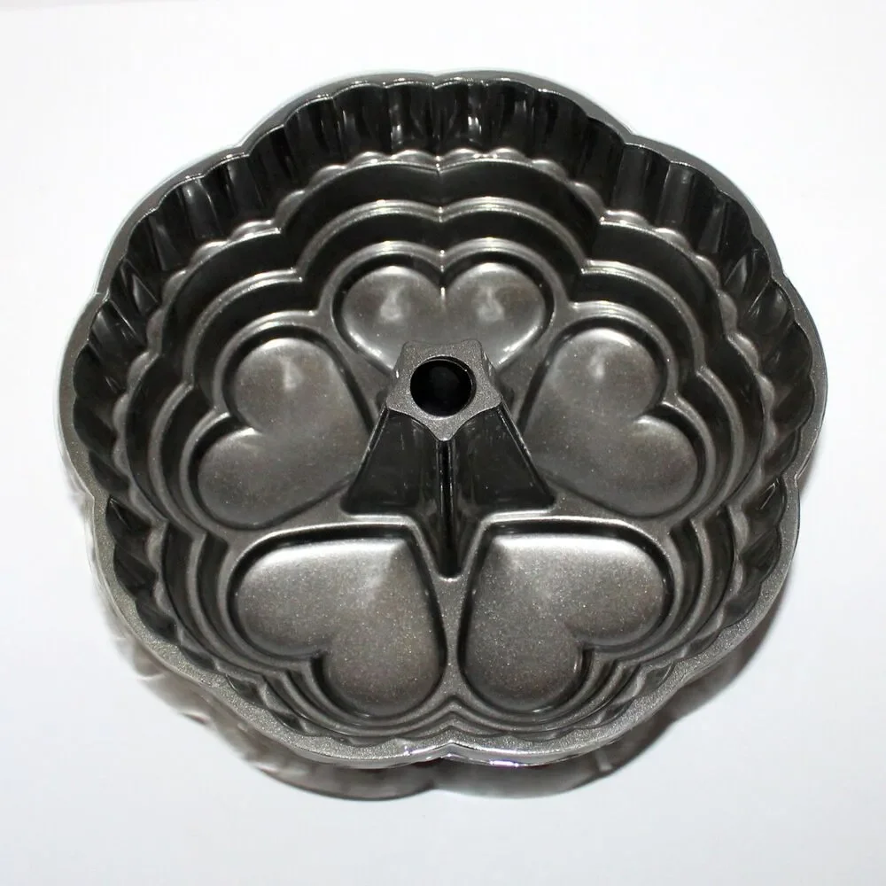 Wilton Dimensions Queen of Hearts Bundt Cake Nonstick 10 cup Cast Aluminum